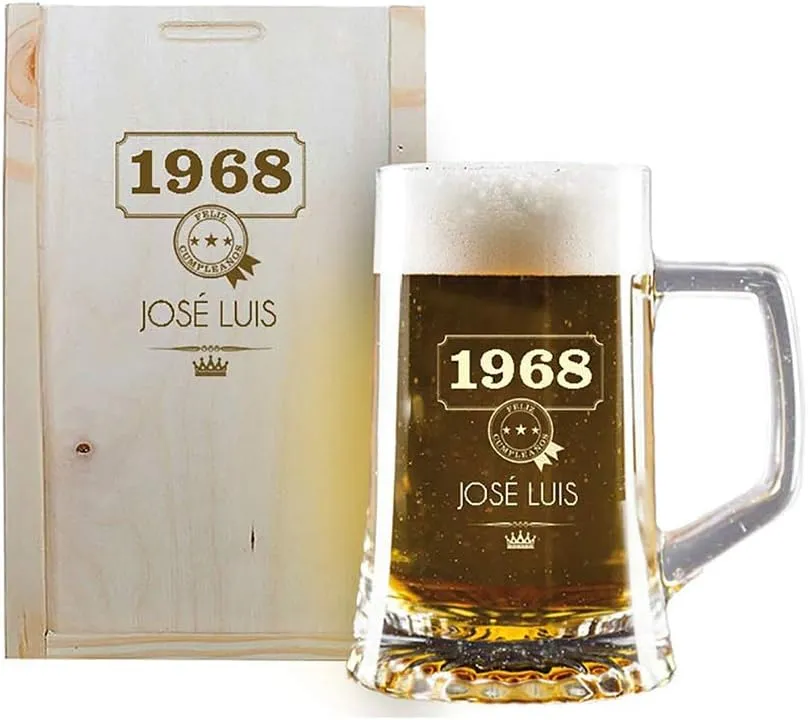Calledelregalo Jarra de cerveza personalizada (Jarra de Cerveza grabada con su Nombre y año de Nacimiento en Estuche de Madera G